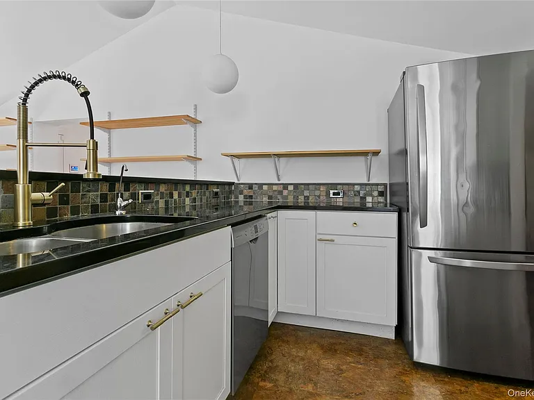 392 Main St — Photo 14