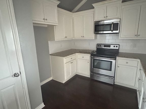 5th image of 438 Ambrose Ave