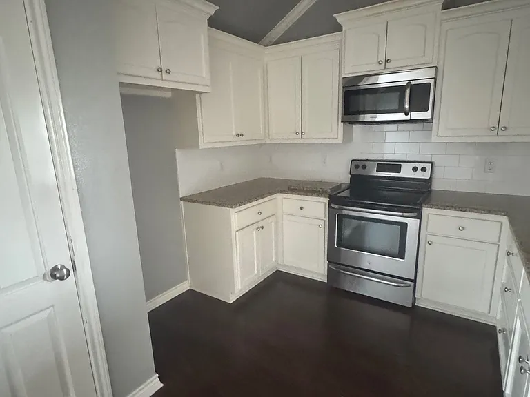 438 Ambrose Ave — Photo 5