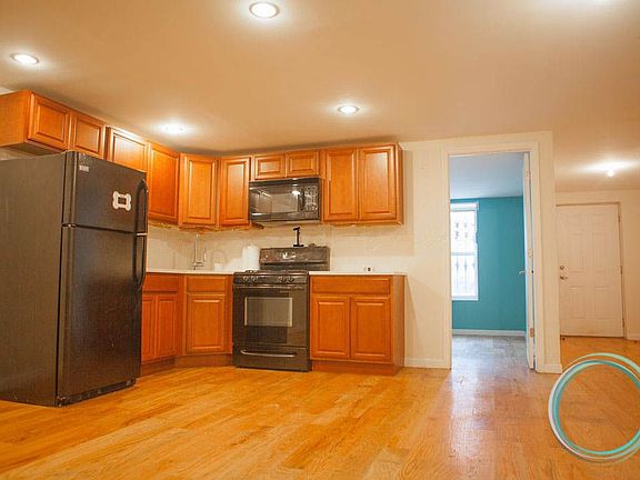 4th image of 267 Vernon Ave #1