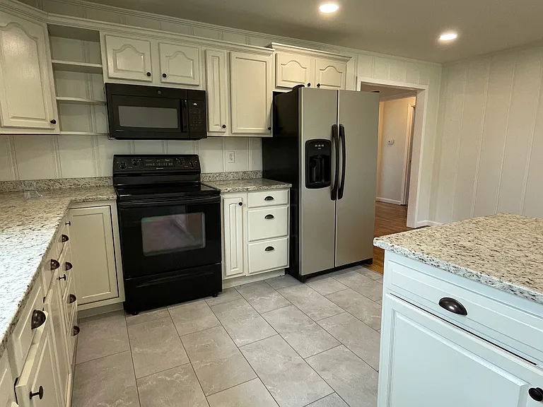 Lots of kitchen cupboards even under the peninsula.