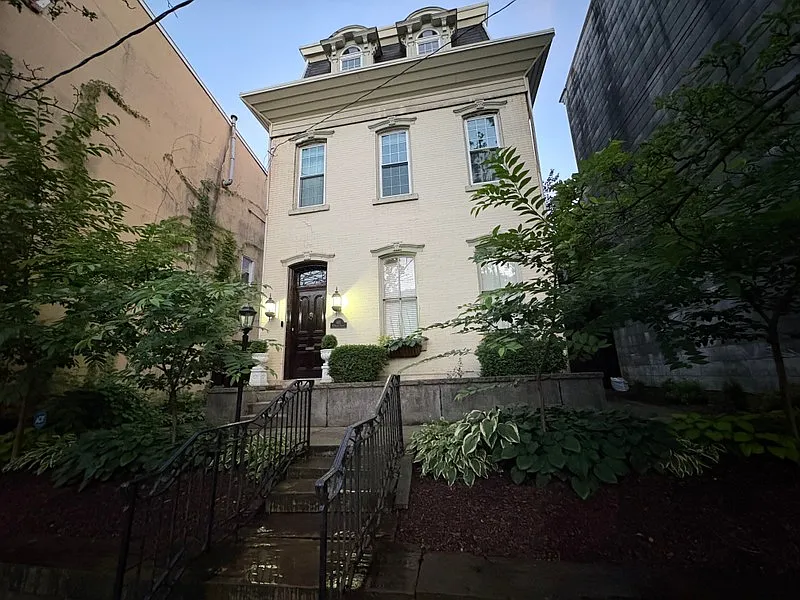 Lion House Pottsville — Photo 1