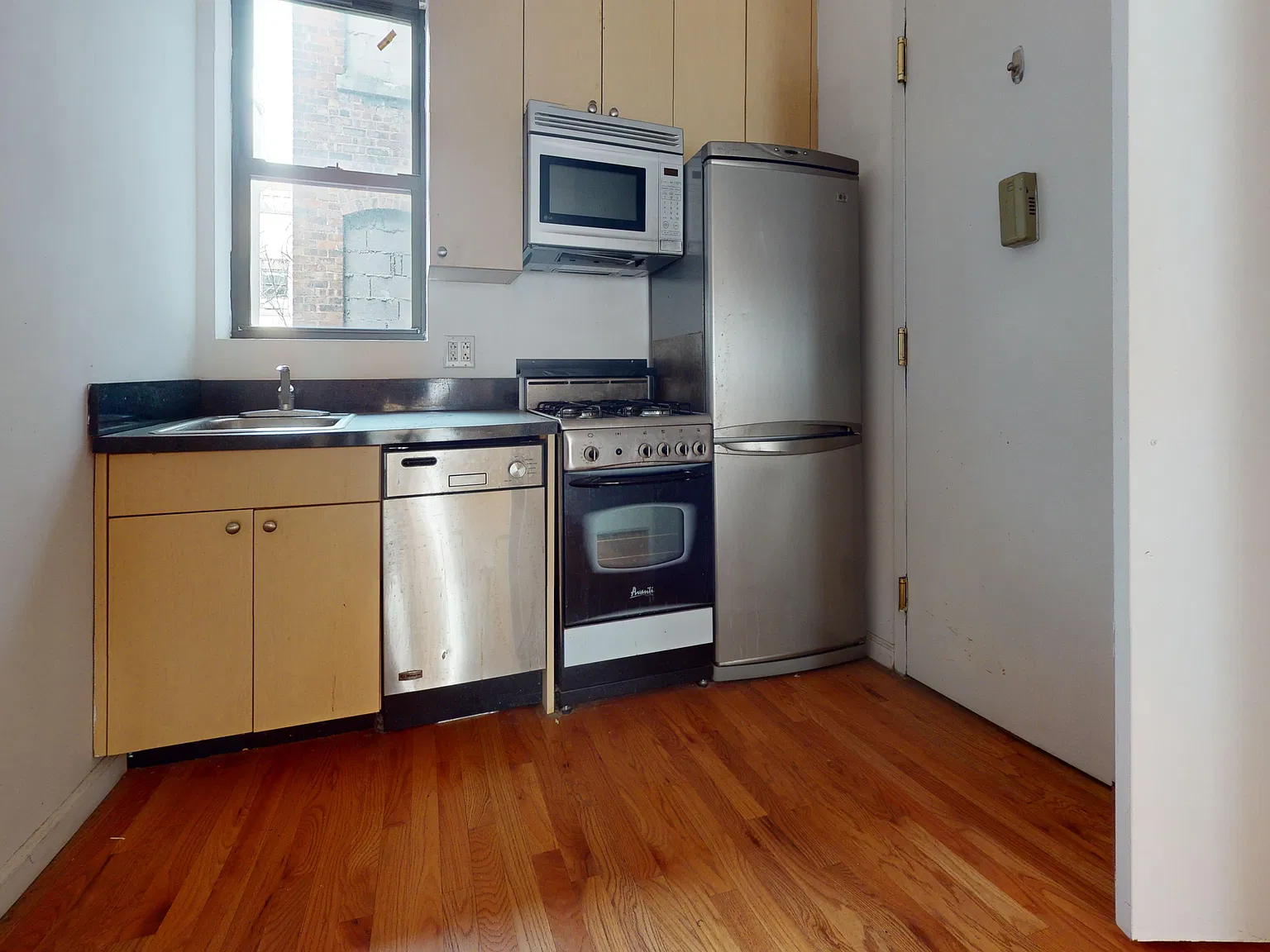 229 West 15th Street — Photo 4