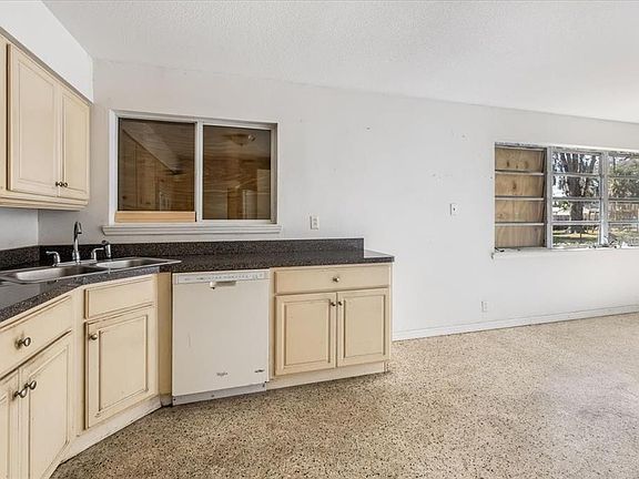 4th image of 875 Valencia Rd