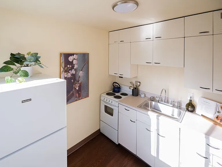 Eugene Manor Apartments — Photo 2