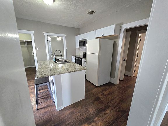 3rd image of 320 N Brazos Ave