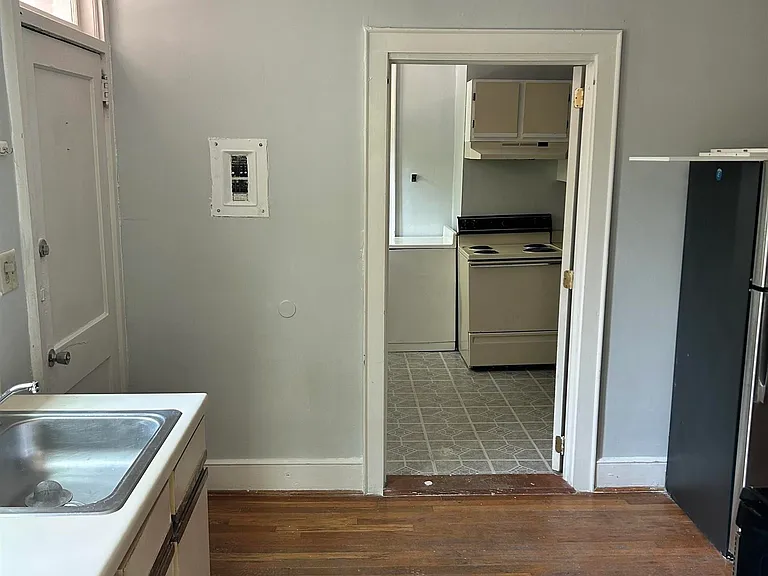303 King St — Photo 5
