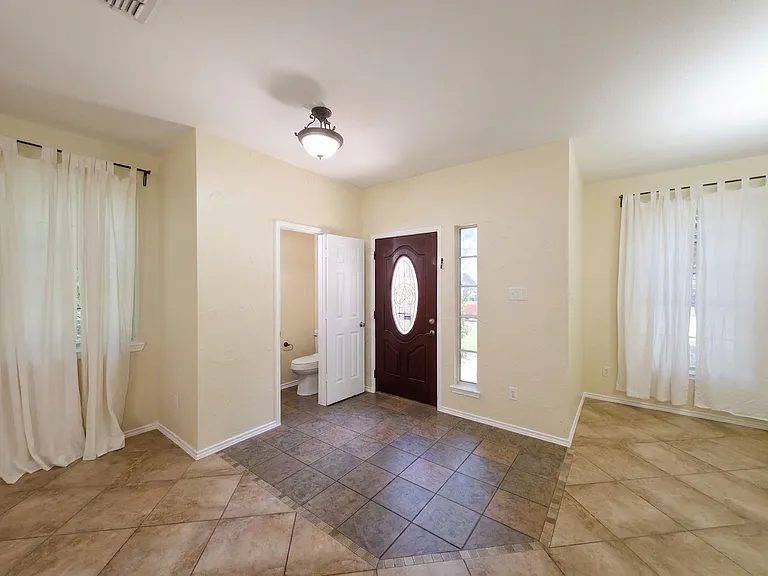 1913 Bradford Pear Sq — Photo 10