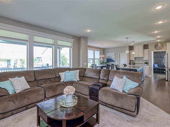 4th image of 111 SE Briar Valley Ln