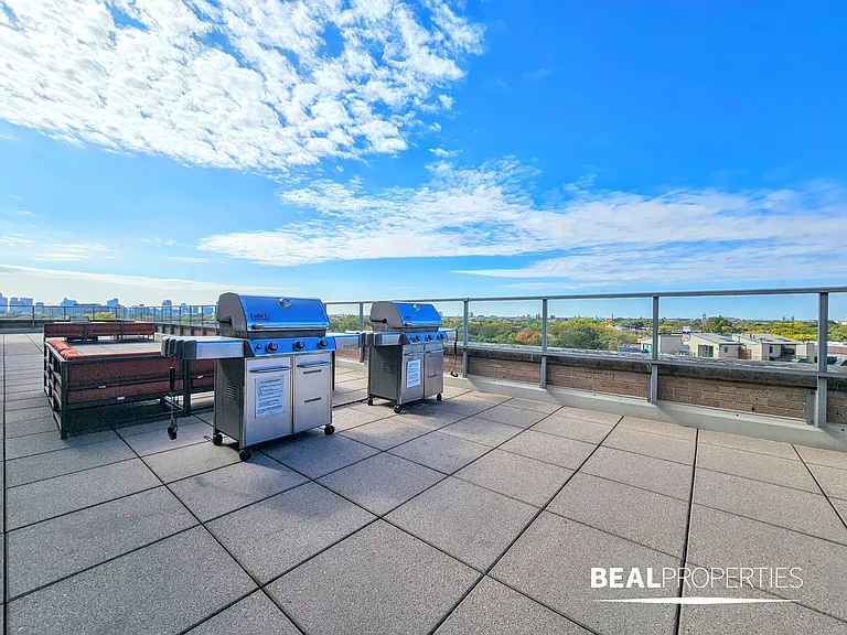 558 W Webster — Photo 11