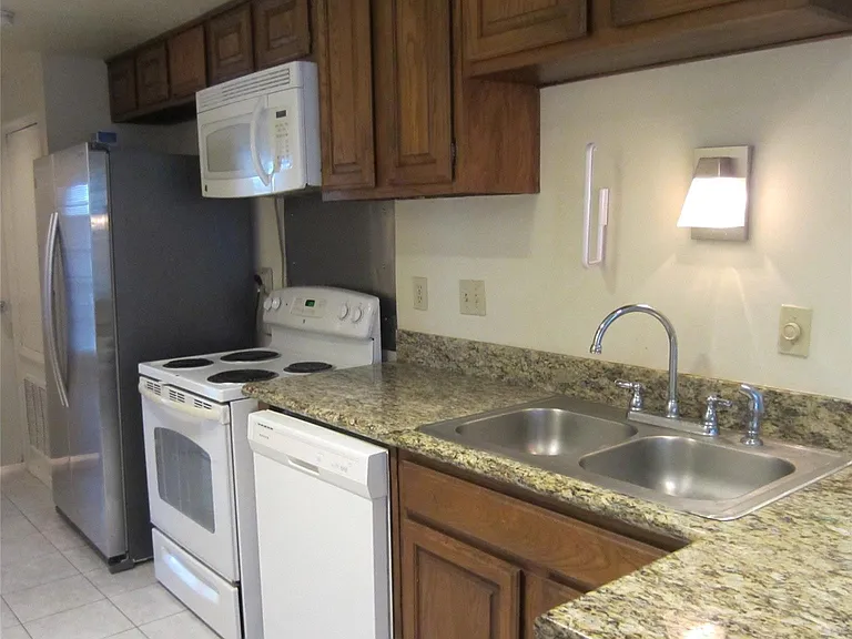 512 W Polk St — Photo 18