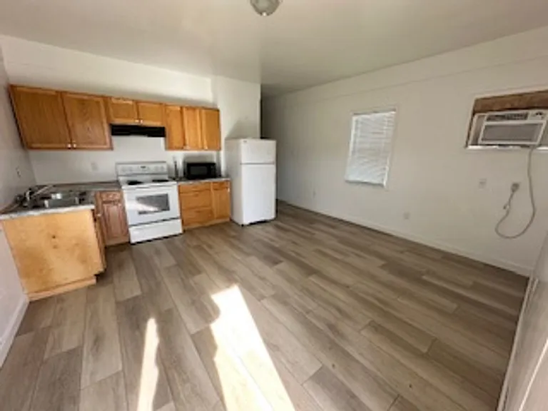 909 E Saint Victor St — Photo 2