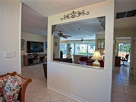 5th image of 524 SW 43rd Ter