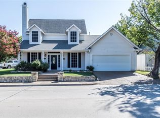 221 S Dooley St, Grapevine, TX 76051