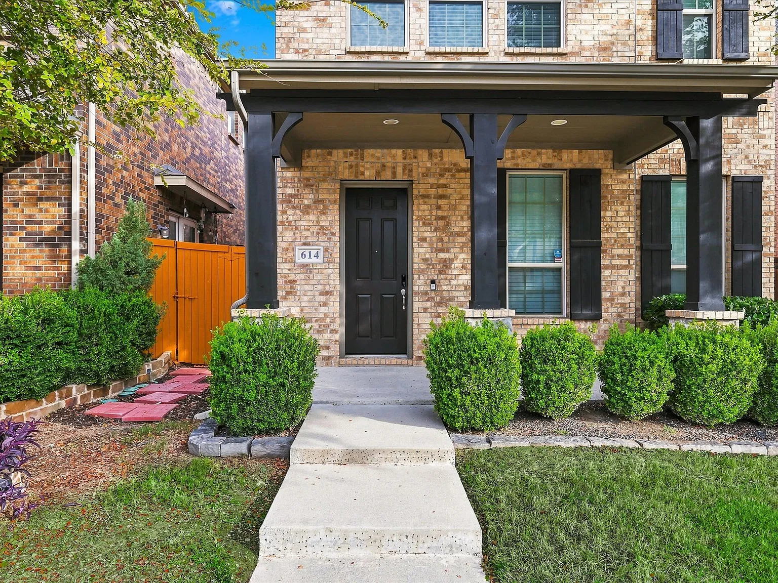 3 bed, 2.5 bath, 2296 sqft, $2,900 — Photo 2