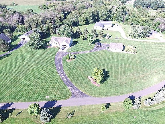 2nd image of 4576 Pineridge Dr