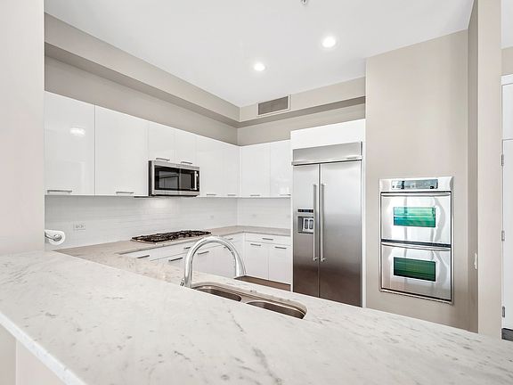 4th image of 500 W Superior St Unit 1005