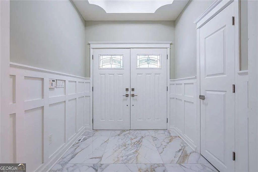4 bed, 2.5 bath, 2010 sqft, $4,300 — Photo 4
