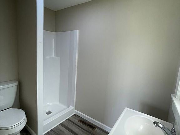 4th image of 409 E 17th St