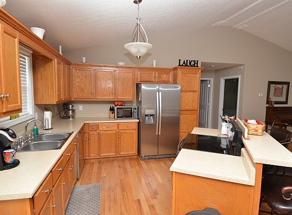 3rd image of 527 Anne Claire Ln