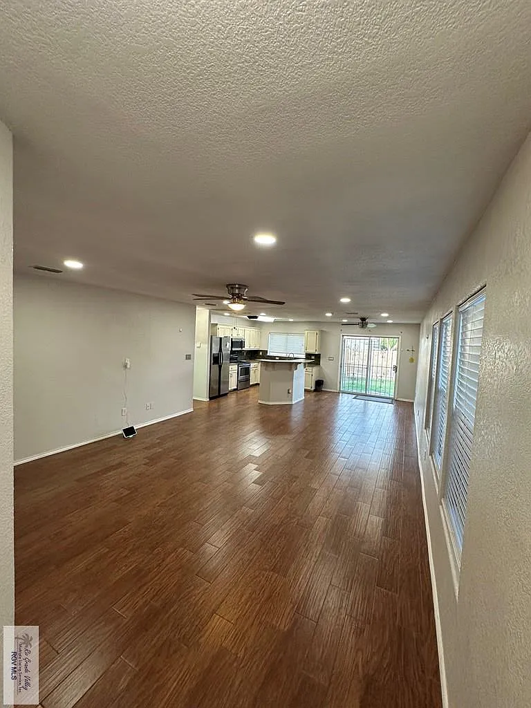 3 bed, 2.0 bath, 1396 sqft, $1,650 — Photo 2