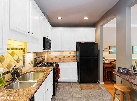 3rd image of 3817 N Milwaukee Ave Unit C
