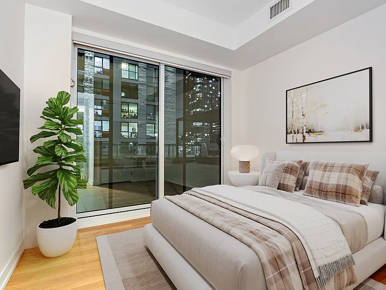 370 Queens Quay W — Photo 14