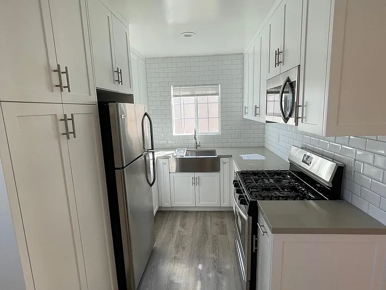 1433 Yale St #E — Photo 9