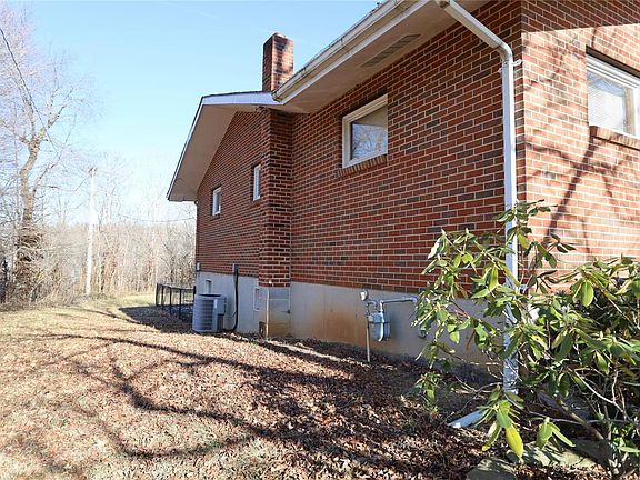 3rd image of 304 Lilac Dr
