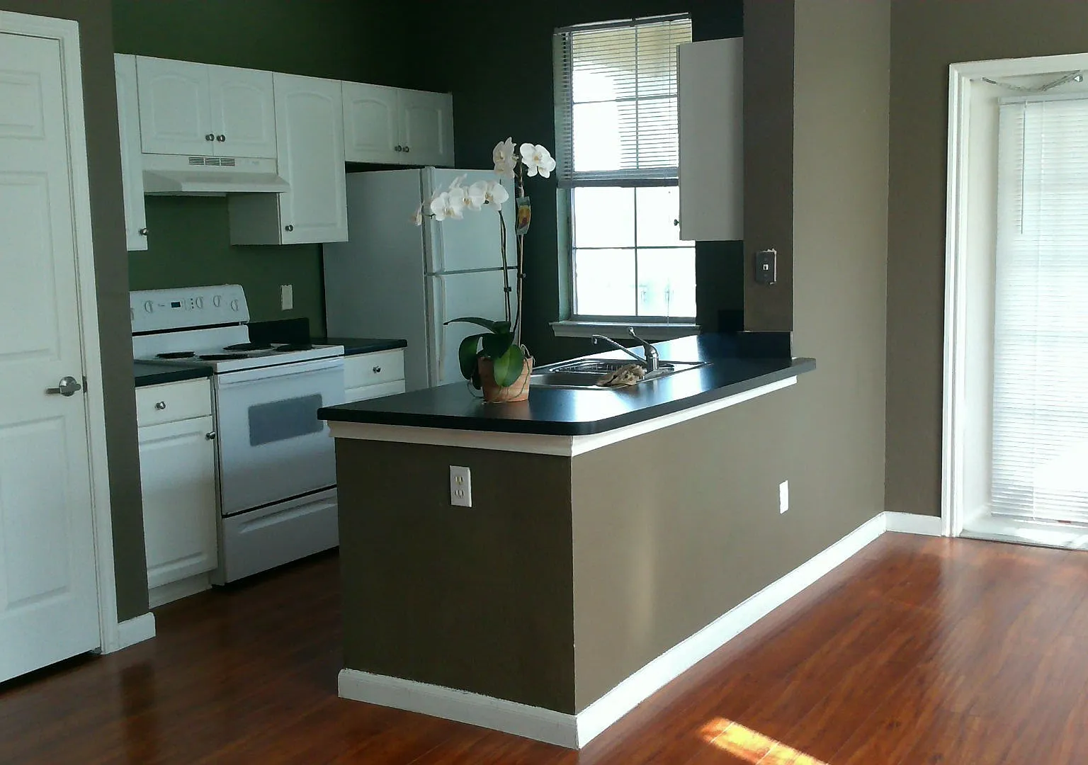 Beautiful 1/1 corner unit with upgraded wood floors a large balcony with an Orange Avenue view. — Photo 4