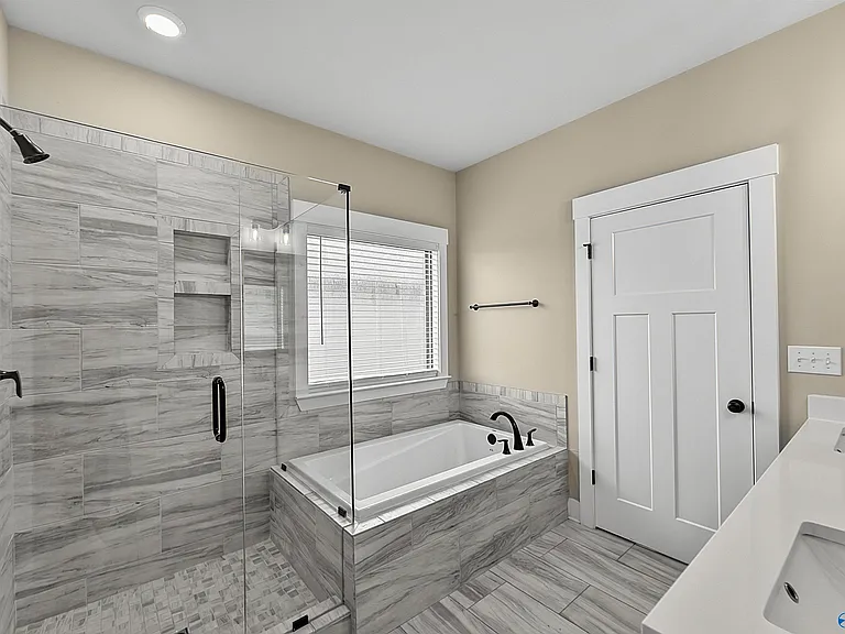 114 Hudson River Dr — Photo 28