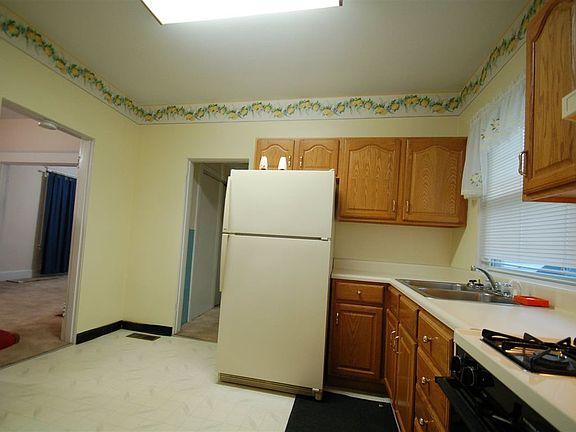 4th image of 2710 Dakota Ave