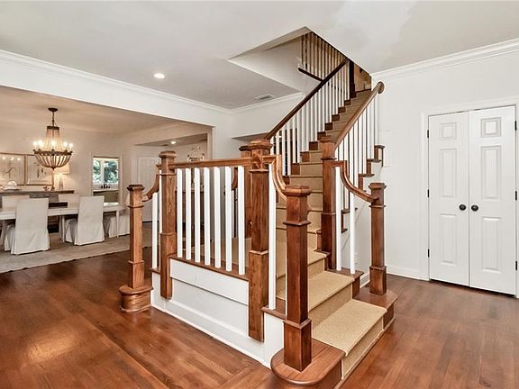 5th image of 241 Carmel Dr E