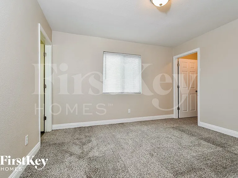 301 Kings Ave — Photo 10