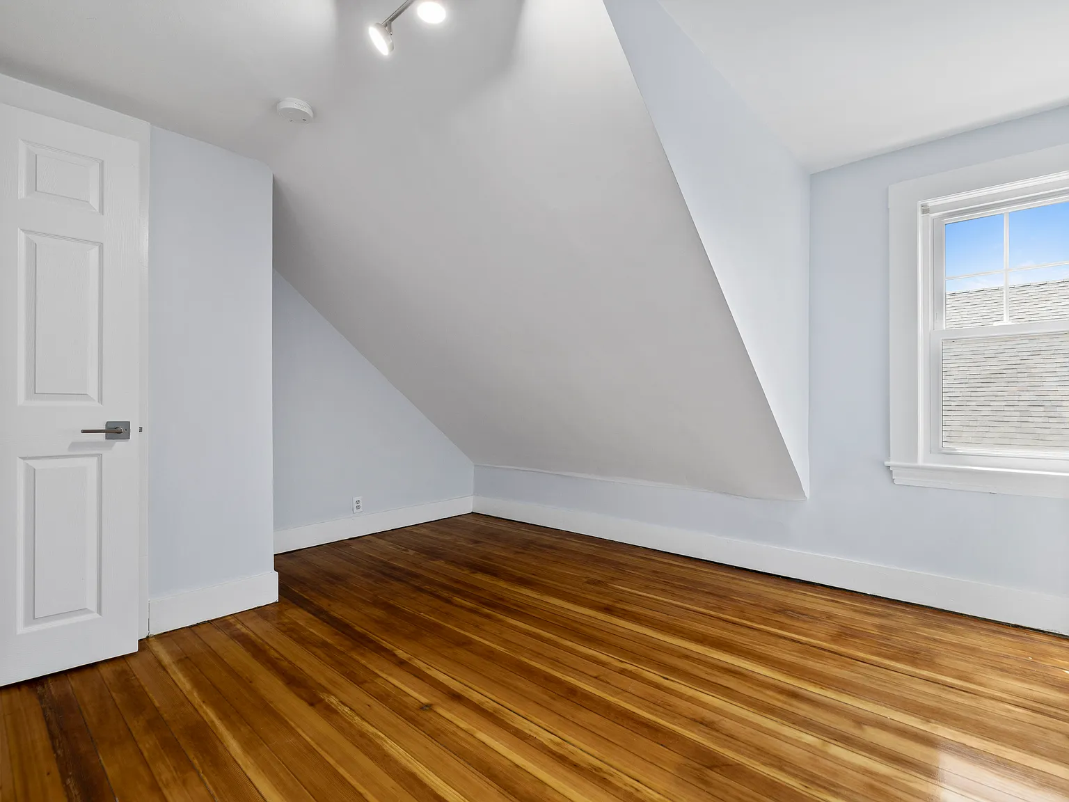 7 bed, 9999 sqft, $9,100 — Photo 3