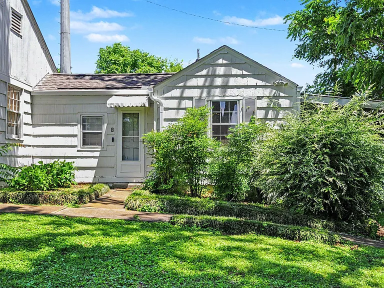 2909 Sharon Hill Cir #B — Photo 2