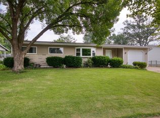 1445 Swallow Ln, Florissant, MO 63031