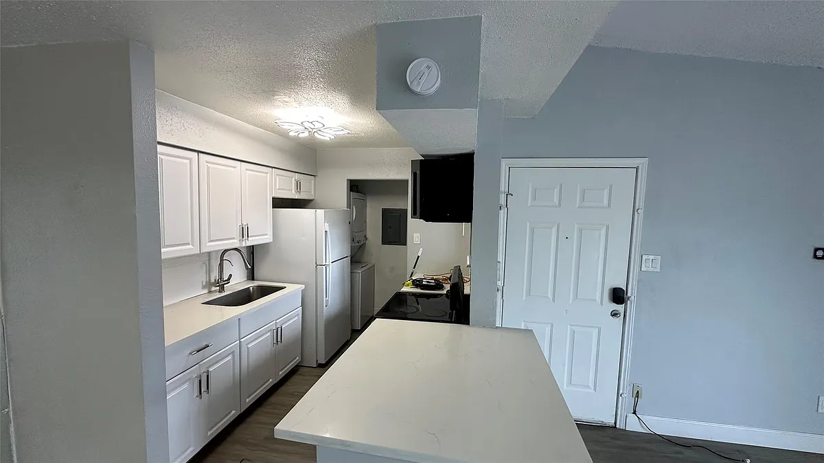 Building Photo - 9550 Deering Dr #208
