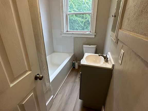 3rd image of 5852 Kennerly Ave #5852