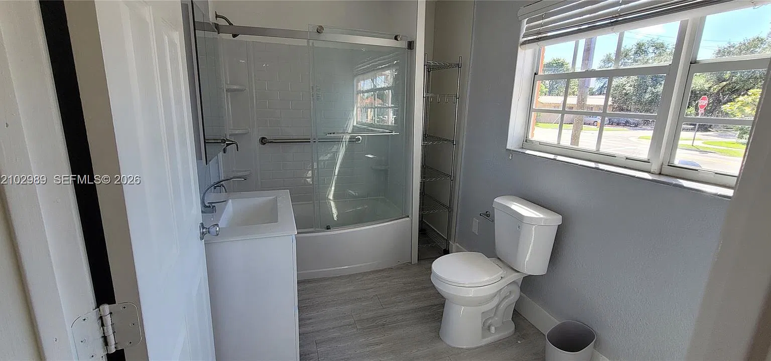 3 bed, 1.0 bath, $2,300 — Photo 2