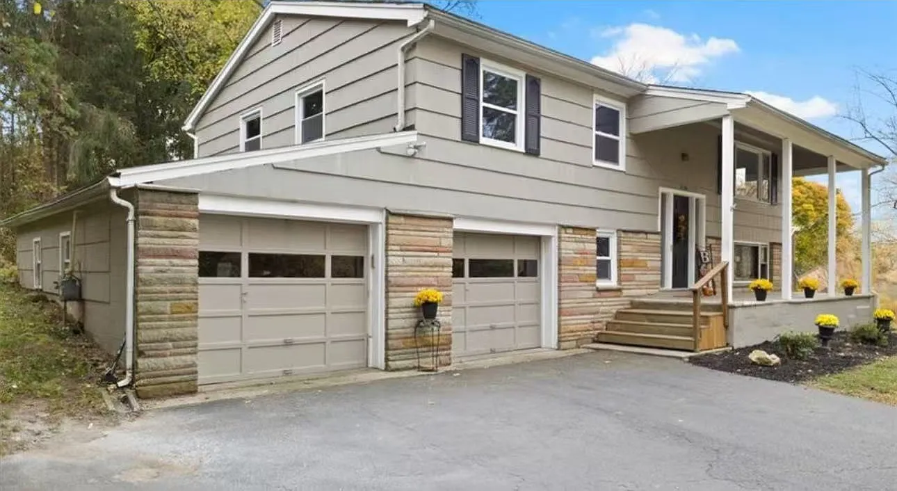 3 bed, 1.5 bath, 1020 sqft, $2,200 — Photo 2