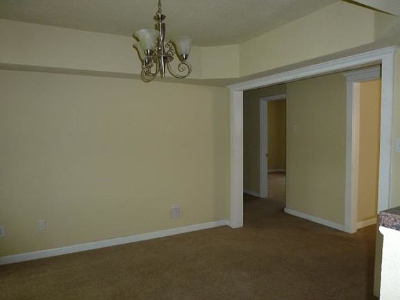3rd image of 3016 Peronne Ave