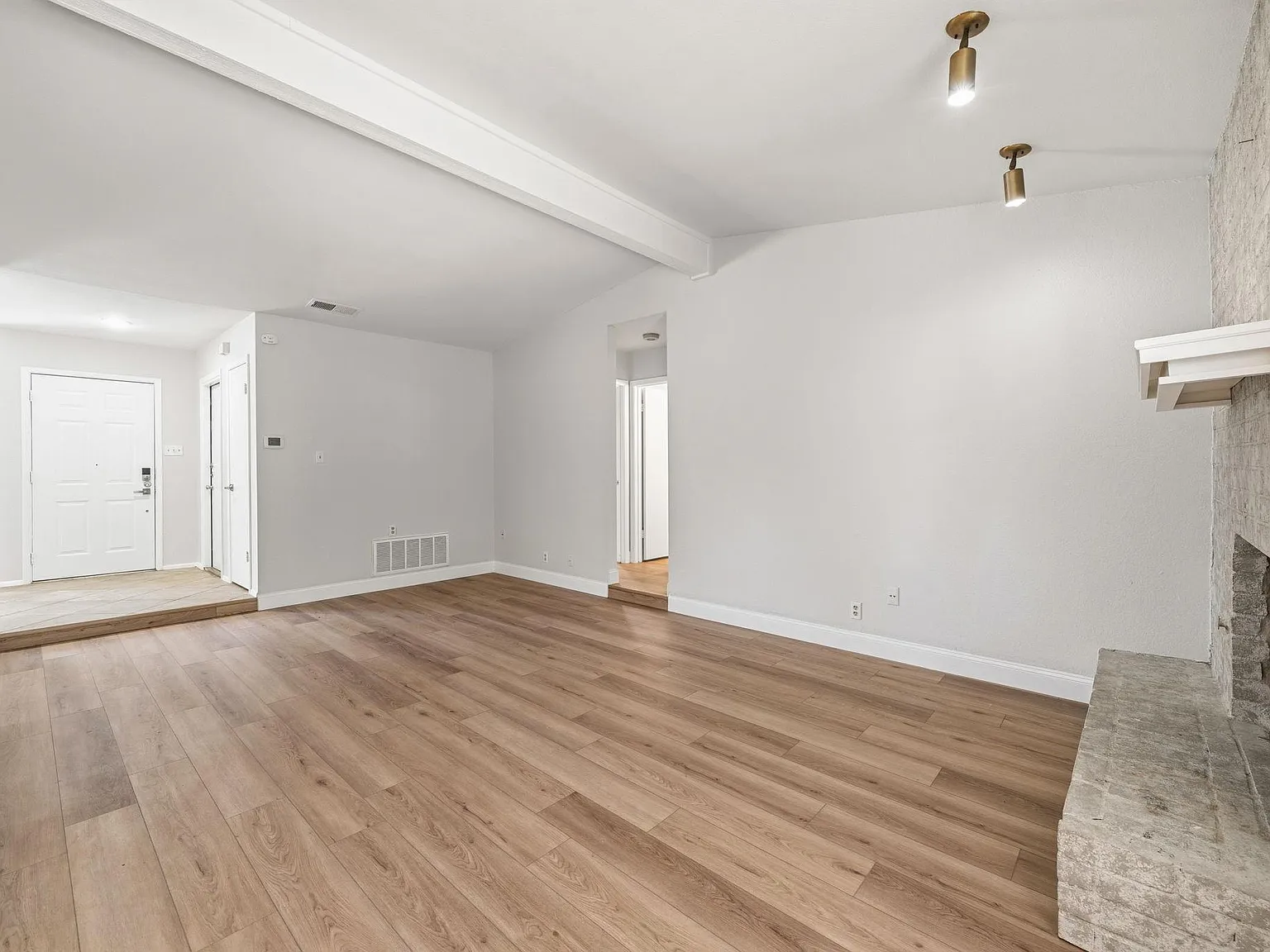 3 bed, 2.0 bath, 1500 sqft, $2,100 — Photo 2