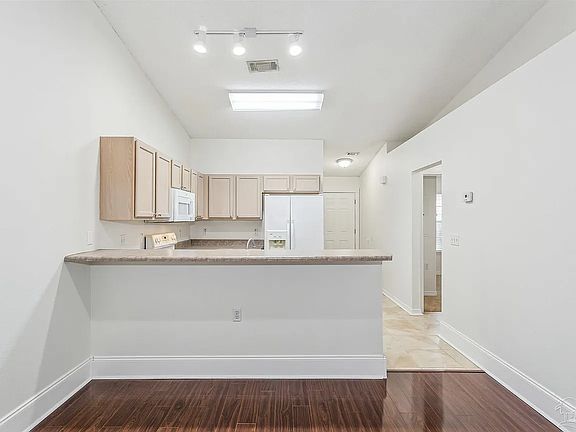 3rd image of 2498 Trailwood Dr