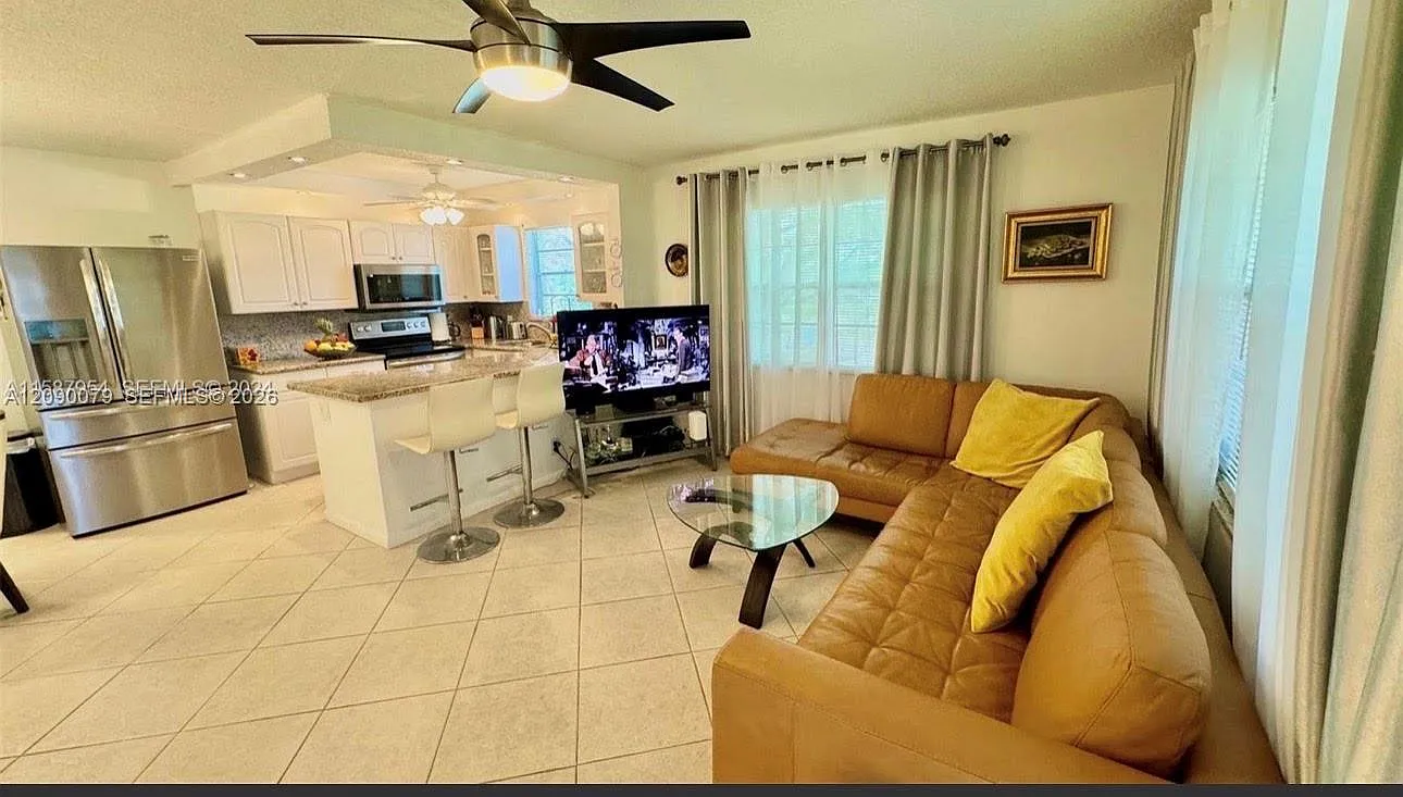 Westbury E Condo — Photo 3