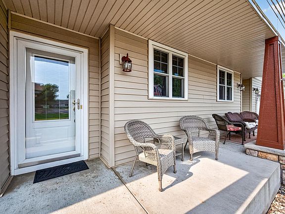4th image of 1185 Parkwood Ln
