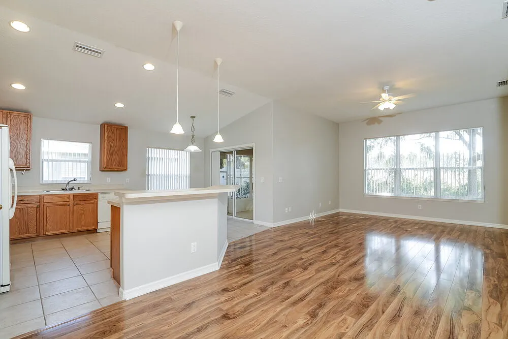 3 bed, 2.0 bath, 1713 sqft, $3,560 — Photo 3
