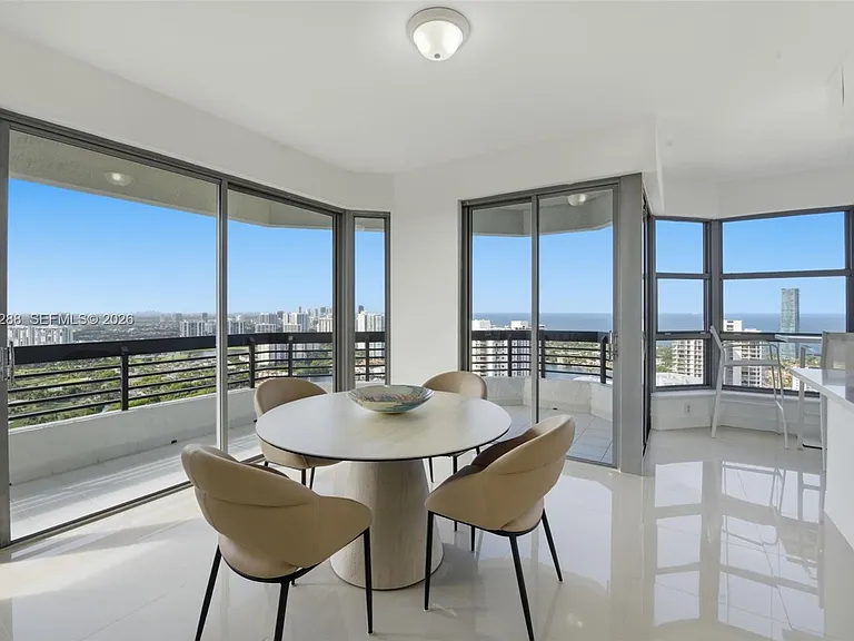 3500 Mystic Pointe Dr #Penthouse 5 — Photo 6