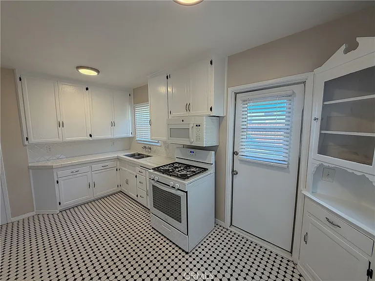 126 S Batavia St — Photo 10