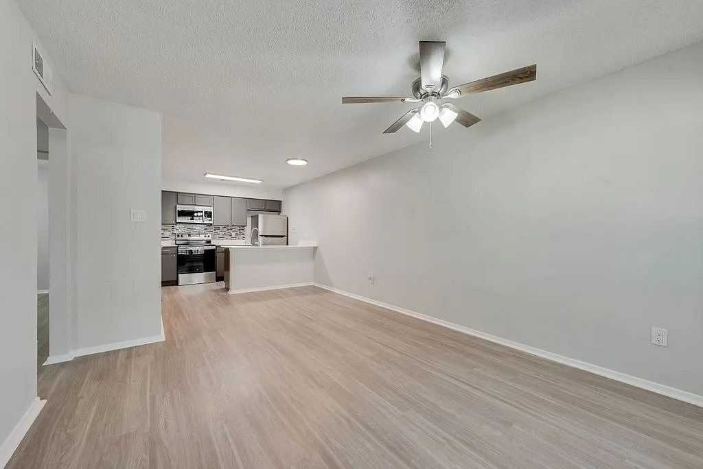 1208 Pecan Square Dr — Photo 3